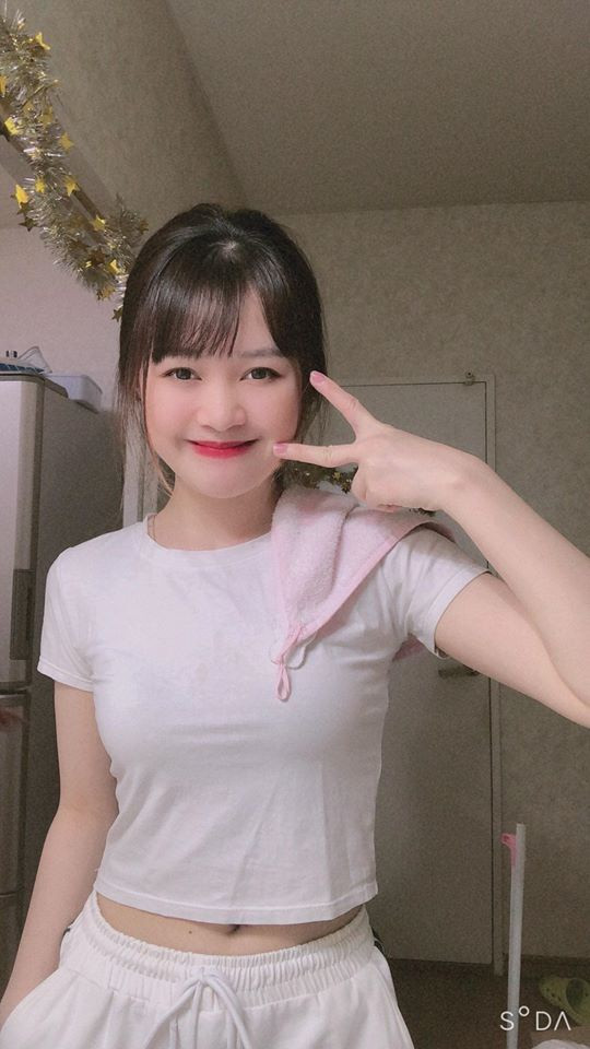 Hiện, Hoài Thương đã làm việc ở Nhật Bản được 1,5 năm. Trước đây, cô từng chia sẻ nhiều clip trên mạng, nhưng phải đến khi sang xứ phù tang, cô mới tạo ra nhiều sản phẩm thú vị hơn. Dù chỉ đăng nội dung đơn giản, kênh video của 9X cũng thu hút 127.000 follower. Mỗi lần khoe giọng hát qua những bài dân ca Nghệ - Tĩnh, Thương đều được dân mạng khen ngợi.