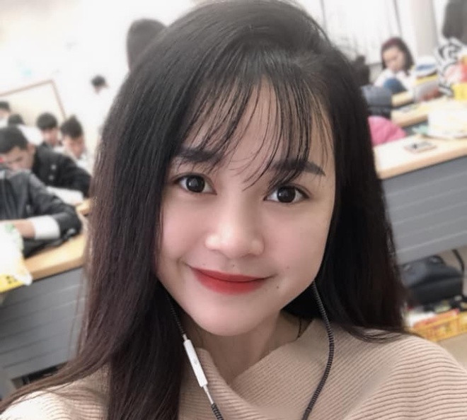 "Mình từng làm ở một nhà hàng tại Thái Lan. Công việc phải giao tiếp, trò chuyện nhiều nên mình có chút ít vốn ngôn ngữ", Hoài Thương cho biết. Cô gái Hà Tĩnh 21 tuổi tiết lộ thêm: "Tiếng Anh mình chỉ biết vài câu đơn giản thôi, còn tiếng Trung Quốc là mình học lỏm được khi xem phim. Mình vốn thích xem phim và nghe nhạc nước ngoài nên đã nổi hứng lên quay vui vui như vậy".