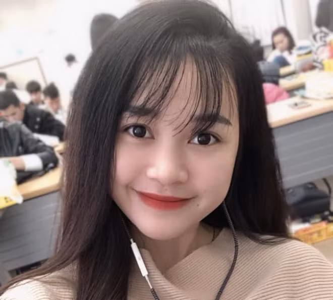 "Mình từng làm ở một nhà hàng tại Thái Lan. Công việc phải giao tiếp, trò chuyện nhiều nên mình có chút ít vốn ngôn ngữ", Hoài Thương cho biết. Cô gái Hà Tĩnh 21 tuổi tiết lộ thêm: "Tiếng Anh mình chỉ biết vài câu đơn giản thôi, còn tiếng Trung Quốc là mình học lỏm được khi xem phim. Mình vốn thích xem phim và nghe nhạc nước ngoài nên đã nổi hứng lên quay vui vui như vậy".