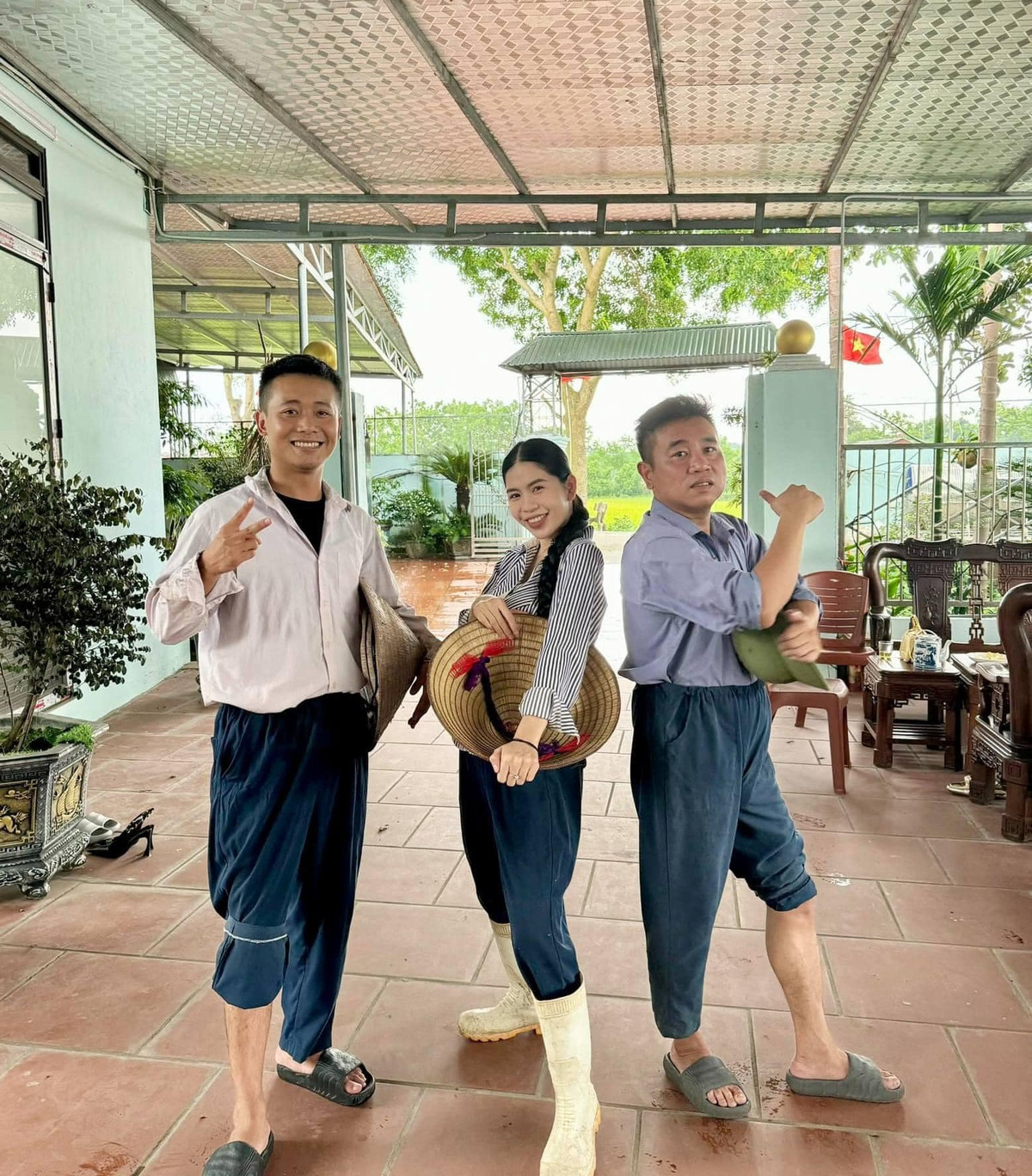 Gần đây mâu thuẫn giữa Hằng Du Mục và chồng Trung Quốc được rất nhiều người quan tâm. Chính vậy khi Quang Linh lên livestream, nhiều người đã vào hỏi anh về vấn đề này. Khi bị hỏi quá nhiều, Quang Linh đã đáp lời: “Mình không ở trong câu chuyện nên không nói được, nhưng mình biết hết từ đầu đến cuối. Mọi người đứng sau ủng hộ (Hằng Du Mục) là được rồi"