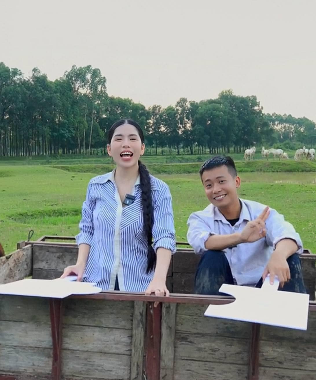 Hằng và Quang Linh cùng đồng hành với nhau trong nhiều dự án, thân thiết đến mức còn gọi nhau là "chị ruột, em ruột".