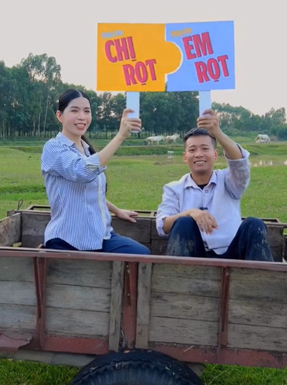 Gần đây nhất, khi nổi tiếng hơn, được phong làm “chiến thần” livestream, Hằng Du Mục có thêm những mối quan hệ mới, những sự hợp tác mới, trong đó có Quang Linh Vlog.