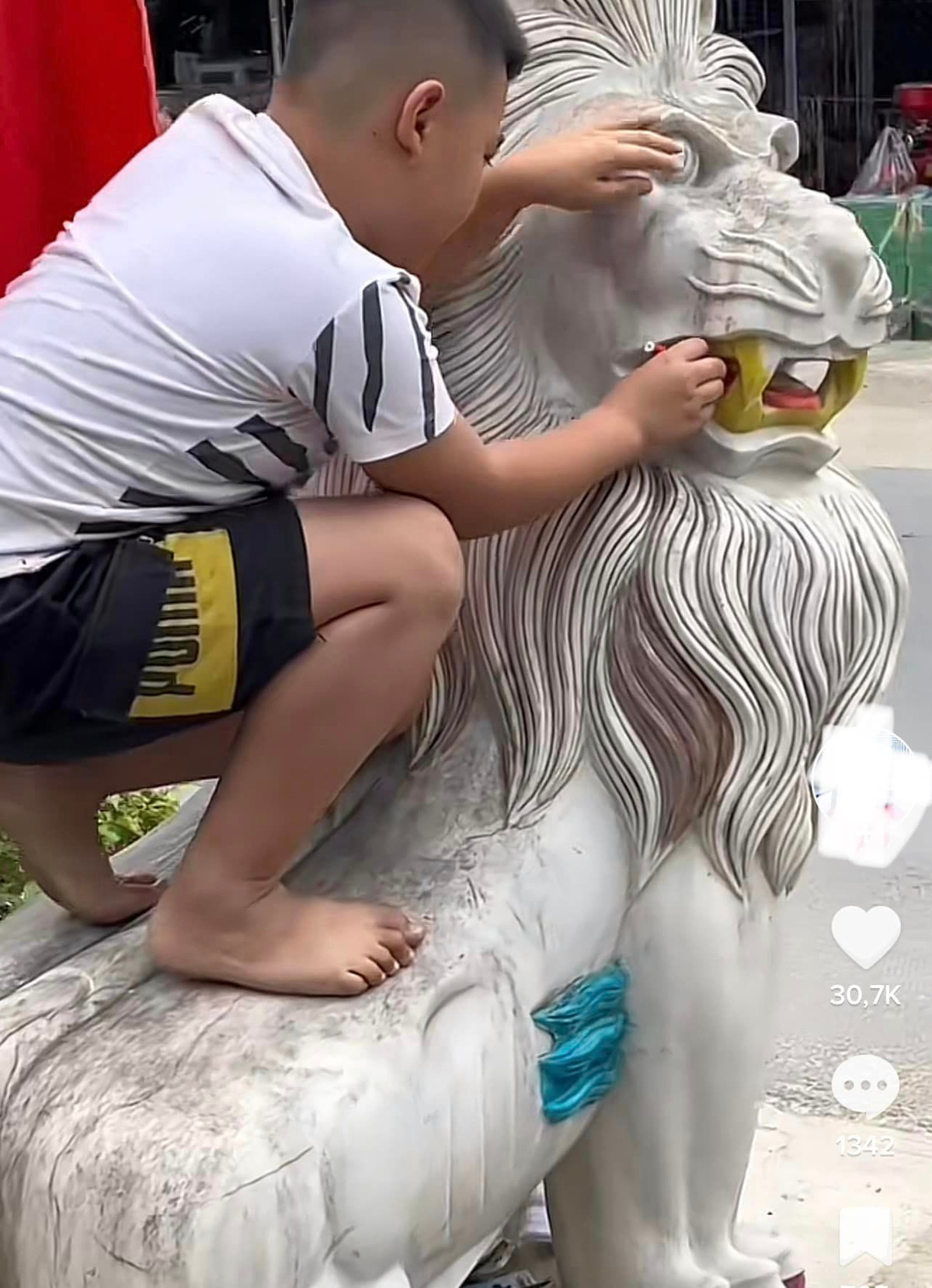 Trẻ con nhiều lúc cũng tạo ra những tình huống không thể nào ngờ được. Một video quay cảnh một đám trẻ con trèo lên lấy bút màu tô 2 chú sư tử đá cũng khiến nhiều người thấy dở khóc dở cười.