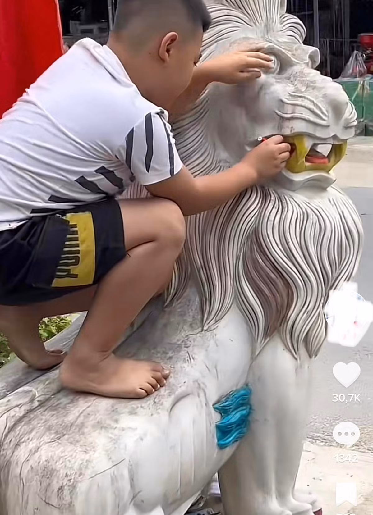 Trẻ con nhiều lúc cũng tạo ra những tình huống không thể nào ngờ được. Một video quay cảnh một đám trẻ con trèo lên lấy bút màu tô 2 chú sư tử đá cũng khiến nhiều người thấy dở khóc dở cười.