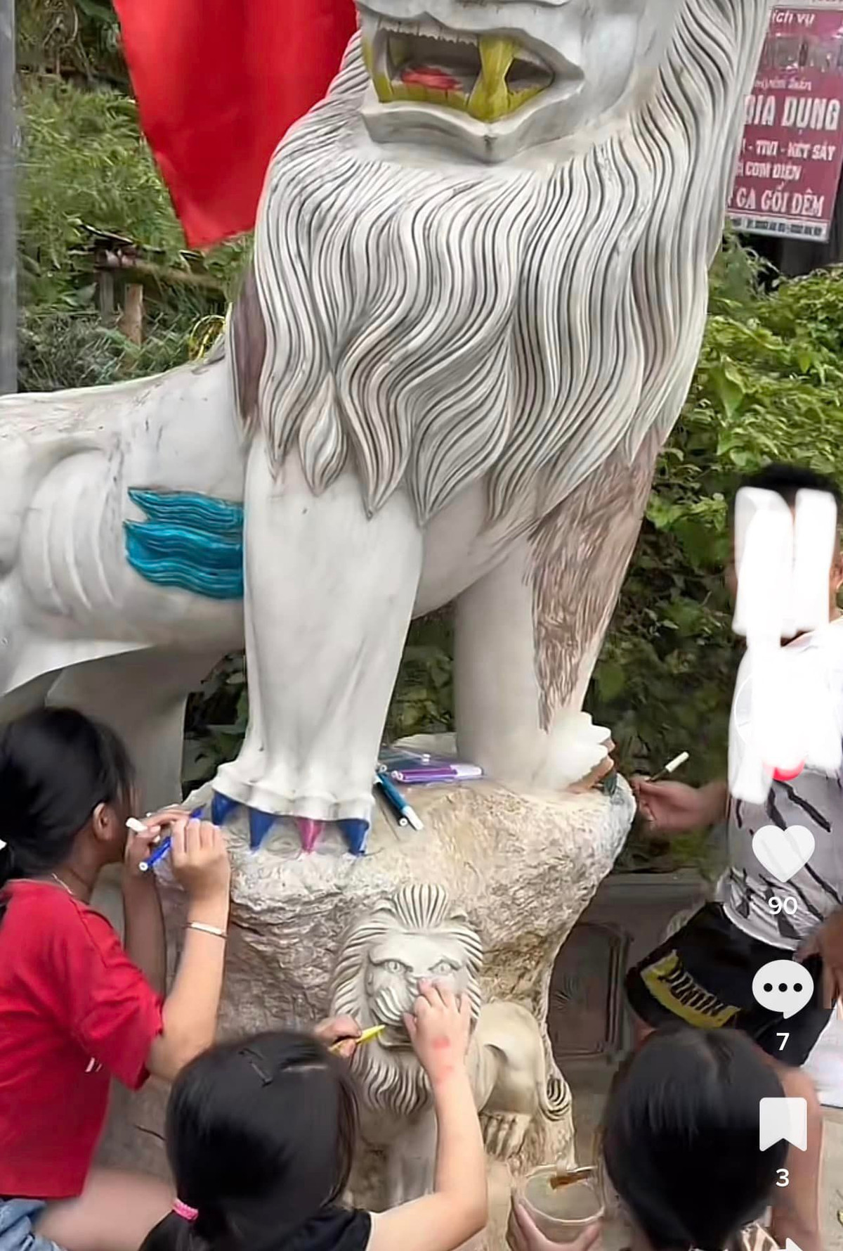 Móng vuốt cũng được tô màu sặc sỡ.