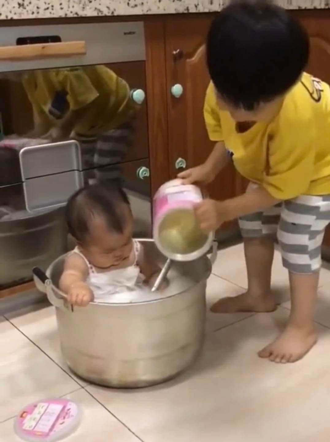 Nguyên cả một hộp sữa đi tong.