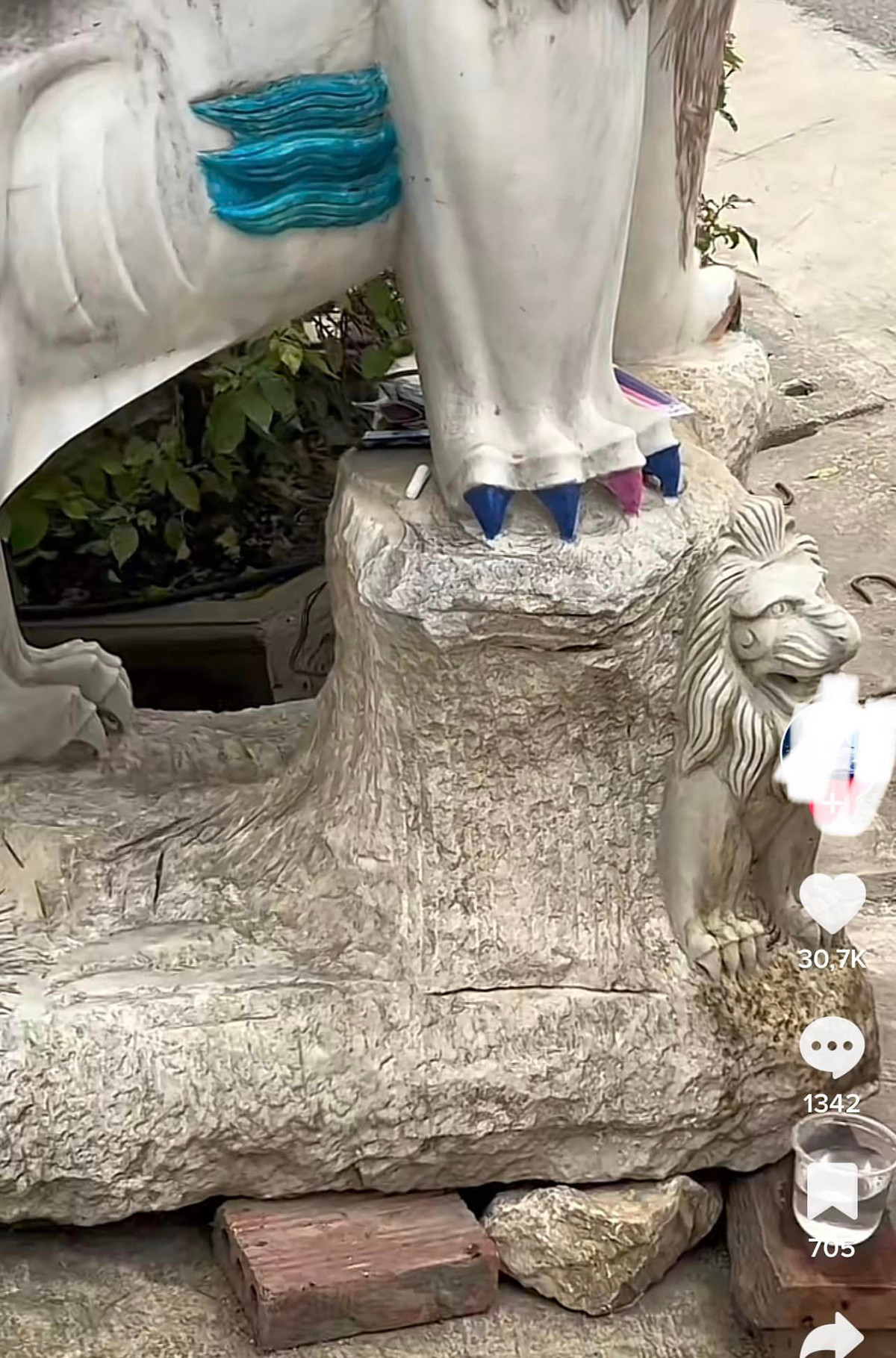 Nhiều người không khỏi thở dài: "Không biết nếu tui là chủ nhân 2 con sư tử đá này lúc đó tui sẽ làm gì", "trời ơi xin lỗi chủ thớt vì đã cười".