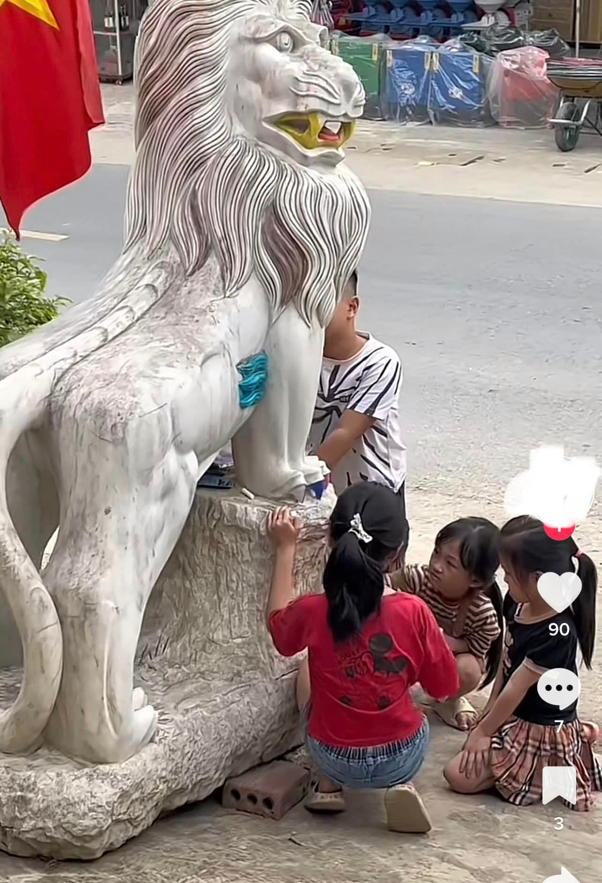 Những đứa trẻ rất chăm chú với tác phẩm màu sắc của mình.