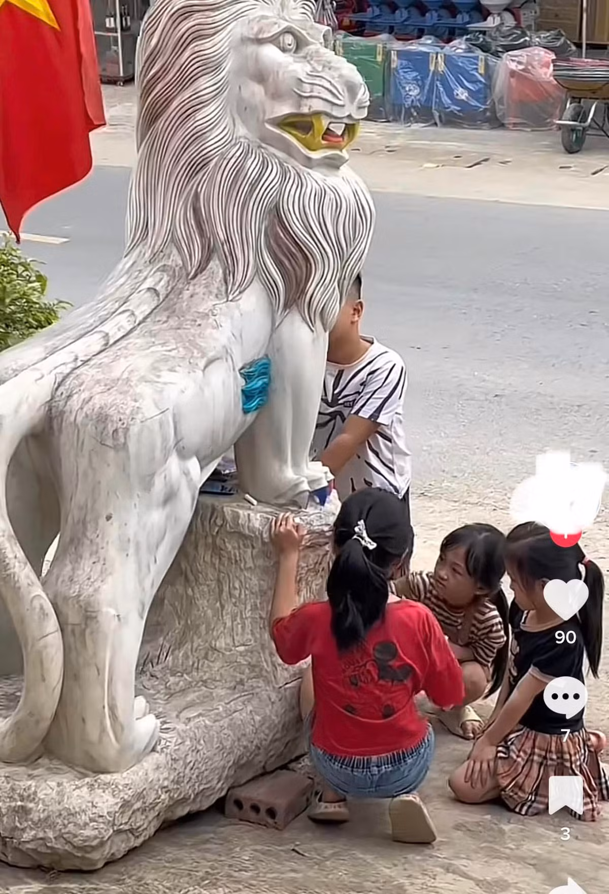 Những đứa trẻ rất chăm chú với tác phẩm màu sắc của mình.