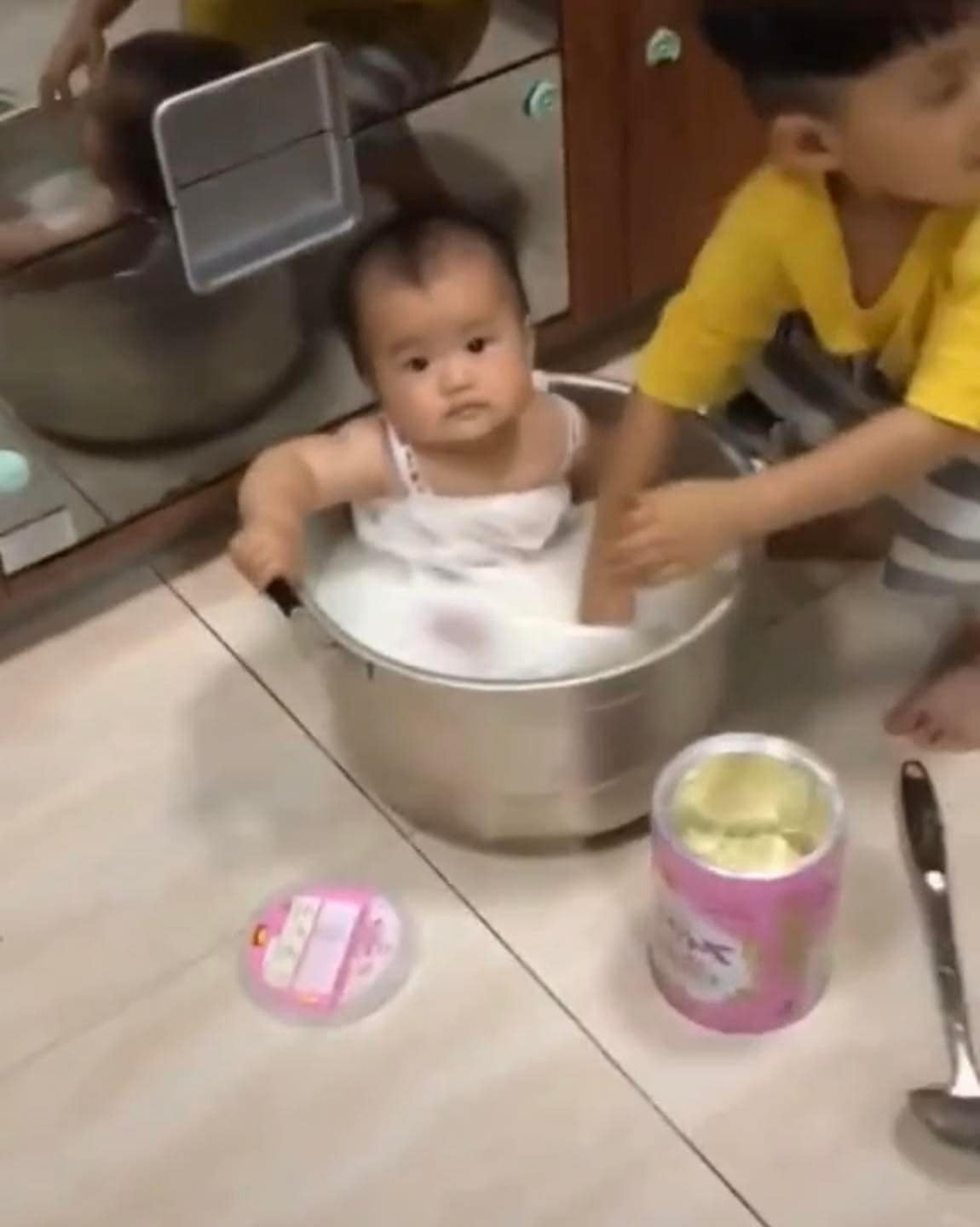 Nếu không có camera, chắc mẹ không hiểu vì sao hộp sữa lại nhanh hết đến thế.