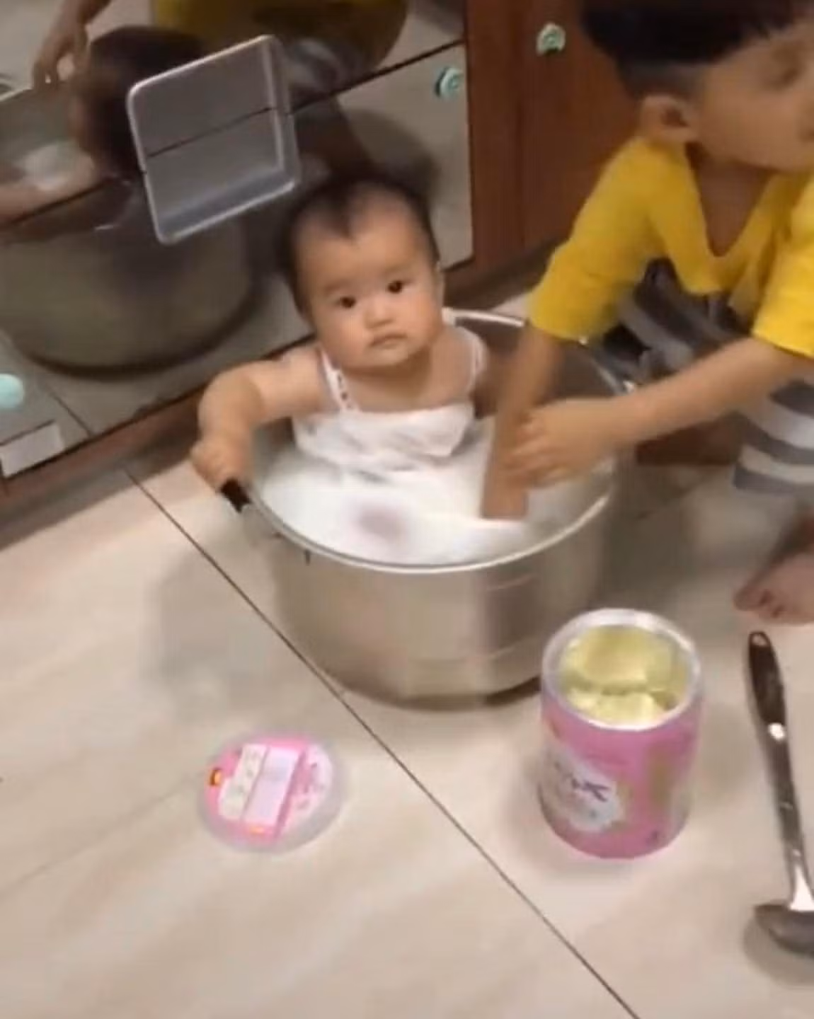 Nếu không có camera, chắc mẹ không hiểu vì sao hộp sữa lại nhanh hết đến thế.