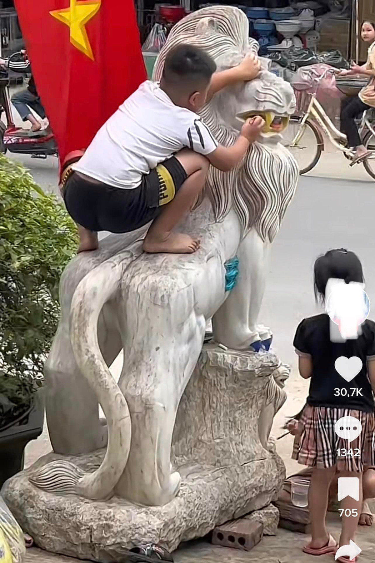 Còn trèo cả lên mình sư tử.