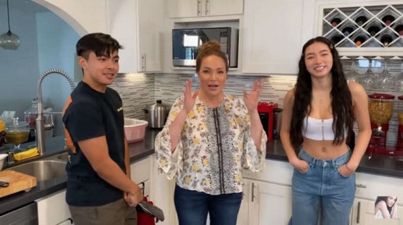 Trong khoảng thời gian nghỉ dịch, danh ca Thanh Hà dành thời gian cho con gái Isabella Quỳnh Tiên Hồ.