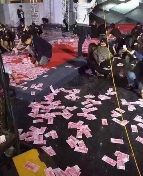 Bên cạnh đó, cũng không ít người khen ngợi sự sáng tạo của ban tổ chức buổi lễ tốt nghiệp này, ấn tượng sâu đậm trong buổi lễ sẽ khiến các sinh viên nhớ mãi về ngôi trường đã đào tạo mình.