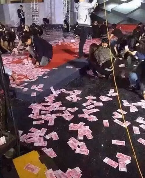 Bên cạnh đó, cũng không ít người khen ngợi sự sáng tạo của ban tổ chức buổi lễ tốt nghiệp này, ấn tượng sâu đậm trong buổi lễ sẽ khiến các sinh viên nhớ mãi về ngôi trường đã đào tạo mình.