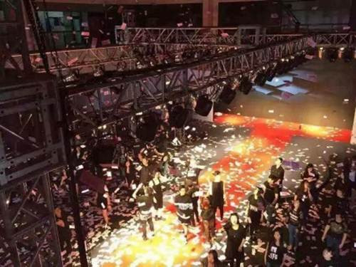 Sau khi buổi lễ kết thúc, những sinh viên ở lại để thu dọn tàn tích của "cơn mưa tiền".