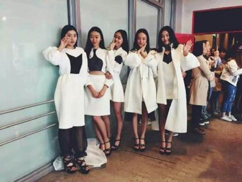 Các sinh viên trước giờ ra sân khấu.