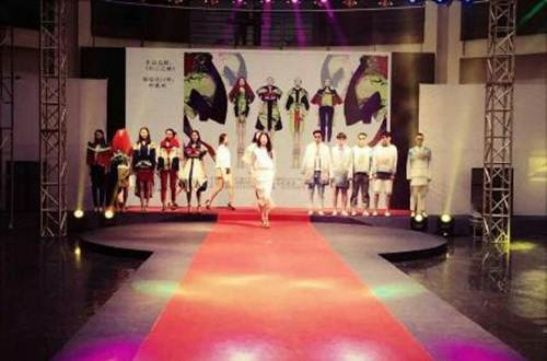 Màn trình diễn thời trang được nhiều người trông đợi.