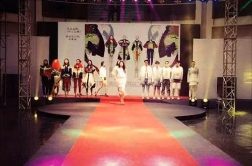 Màn trình diễn thời trang được nhiều người trông đợi.