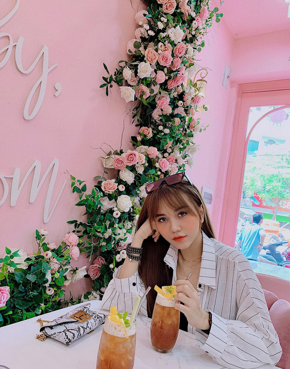 Nhan sắc của bạn gái cầu thủ Hoàng Đức cũng nhận được "cơn mưa" lời khen từ phía cộng đồng mạng. Gia Hân sở hữu sống mũi cao, đôi mắt to và khuôn môi xinh xắn.