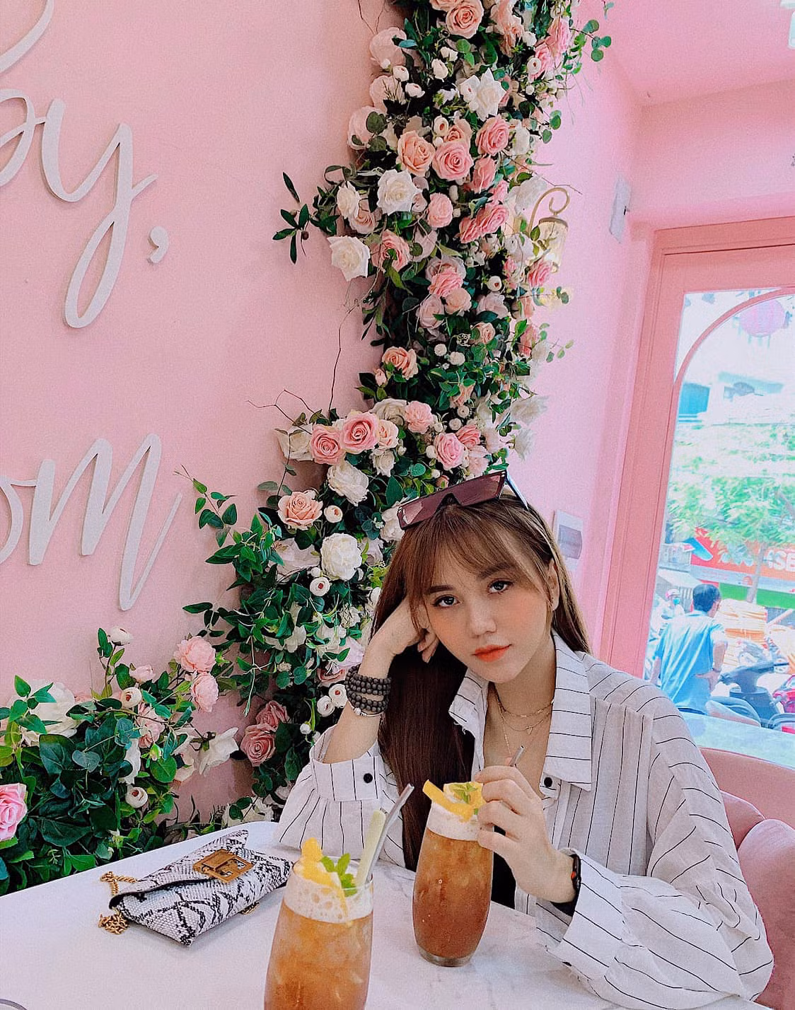 Nhan sắc của bạn gái cầu thủ Hoàng Đức cũng nhận được "cơn mưa" lời khen từ phía cộng đồng mạng. Gia Hân sở hữu sống mũi cao, đôi mắt to và khuôn môi xinh xắn.