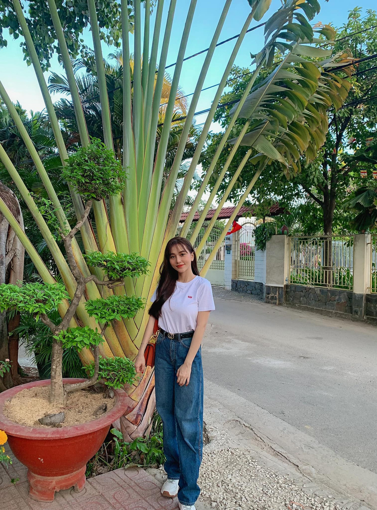 Hot girl bày tỏ mong muốn bản thân suy nghĩ tích cực, sống kiên cường hơn trước những sóng gió cuộc đời khi bước sang tuổi 23.