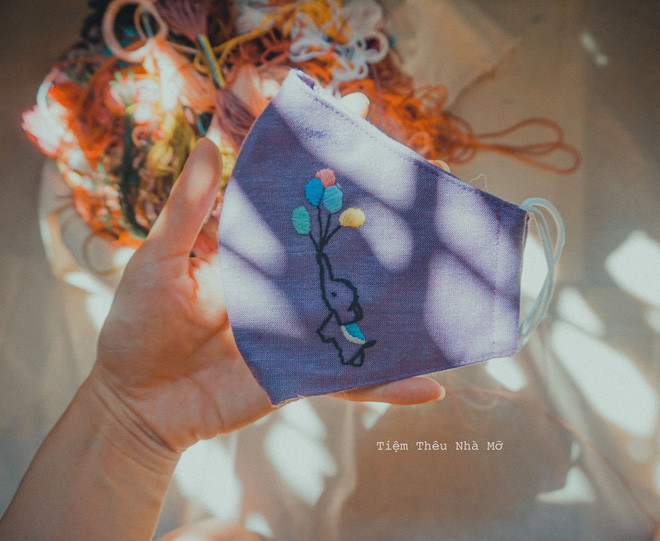 Giá khẩu trang thêu cũng vô cùng đa dạng, dao động từ 35.000 đồng đến 350.000 đồng/ chiếc, tùy thuộc vào chất liệu vải, số lớp khẩu trang và họa tiết thêu cầu kỳ đến đâu.