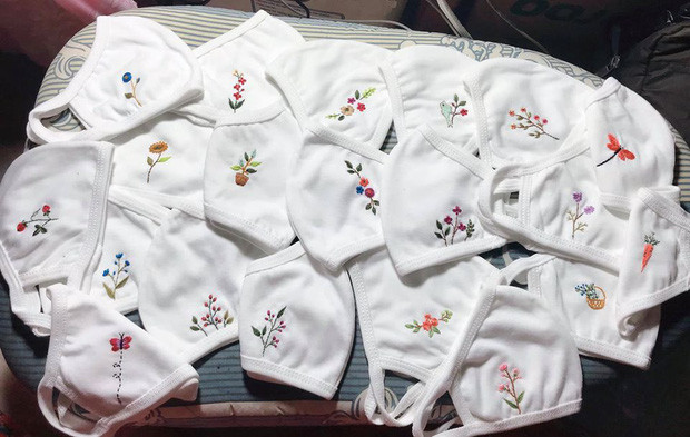Trên mạng xã hội, có rất nhiều cửa tiệm chuyên hàng thêu hoặc những cô nàng khéo tay kinh doanh loại mặt hàng lạ này. Khẩu trang thêu xuất hiện từ sau Tết Âm lịch 2020 chứ không phải bây giờ mới có.