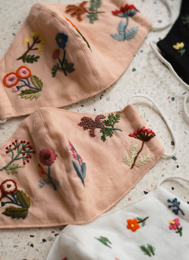 "Xinh quá, cảm giác đeo khẩu trang mà ai cũng phải ngoái nhìn là đây", "Thật ra số tiền ấy bỏ ra để mua một chiếc khẩu trang đẹp, đảm bảo lại tái sử dụng được rất nhiều lần là không hề đắt" - Dân mạng hào hứng bình luận.