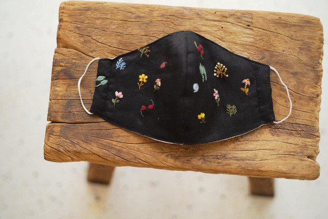 Họa tiết trên khẩu trang thêu được làm thủ công 100%, chính bởi vậy khỏi lo "đụng hàng" với ai.