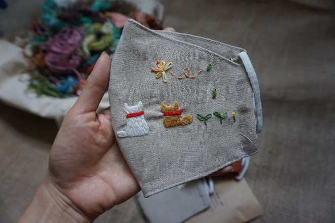 Nhiều bạn nam tỏ ra ghen tỵ khi các bạn nữ có những chiếc khẩu trang cực kỳ thời thượng, đồng thời góp ý nhà sản xuất có thể thêu nhiều hình vui nhộn, mang hơi hướng unisex để ai cũng có thể sử dụng.