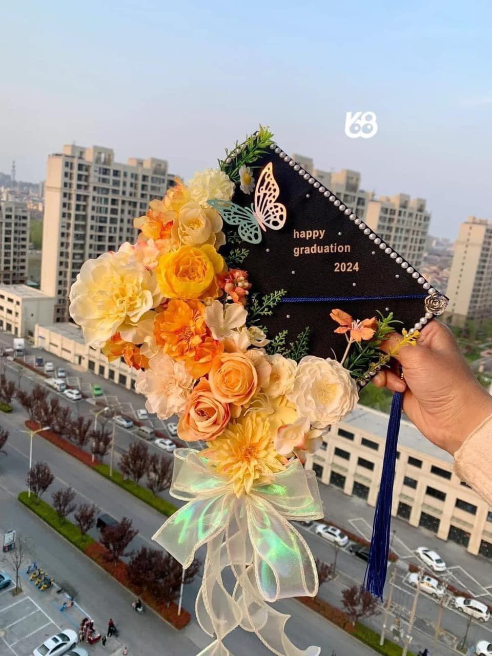 Chiếc mũ tốt nghiệp với tone màu cam.