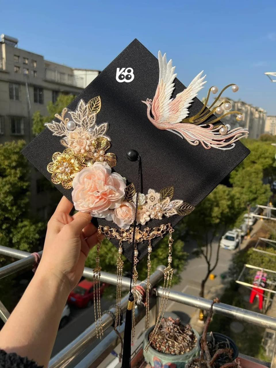 Theo chia sẻ từ nhóm tác giả thực hiện, đội lên chiếc mũ cử nhân chính là khoảnh khắc bước vào cuộc đời, không còn những ngày tháng trên giảng đường vô lo vô nghĩ, cài những bông hoa lên mũ với ý nghĩa mong muốn con đường tương lai sẽ trải đầy hoa, thuận lợi, viên mãn.