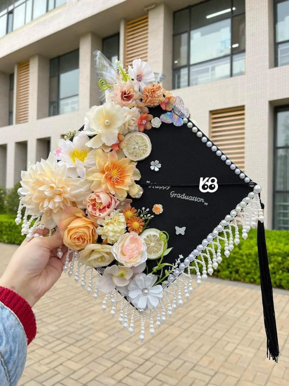 Mới đây, loạt ảnh mũ cử nhân do chính các bạn sinh viên thiết kế được đăng tải lên MXH đã thu về rất nhiều sự chú ý. Được biết, những chiếc mũ này được trang trí lấy cảm hứng từ trend "kiếp này cài hoa lên tóc, kiếp sau mỹ mạo như hoa".