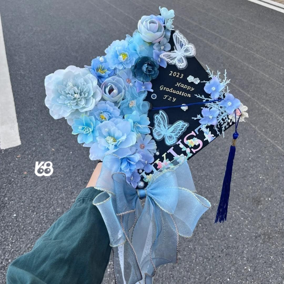 Các bông hoa to nhỏ với nhiều tone màu được đính kết trên mũ.