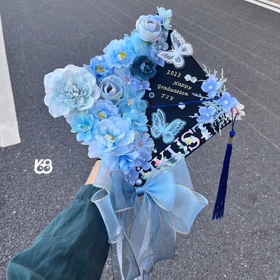 Các bông hoa to nhỏ với nhiều tone màu được đính kết trên mũ.