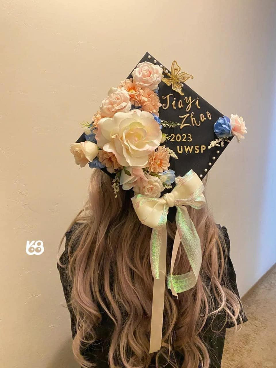 Theo đó, các bạn sinh viên đã đính kết lên chiếc mũ những bông hoa xinh xắn theo các tone màu khác nhau, kèm theo dòng chữ tên của người tốt nghiệp ở bên cạnh.