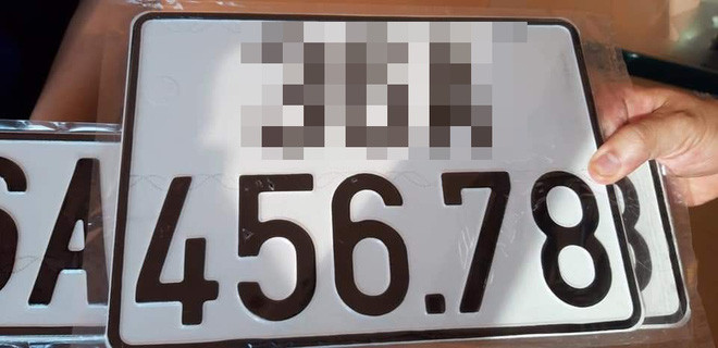 Ban tay vang trong lang co hoi, bam duoc bien so dep lap tuc ban xe