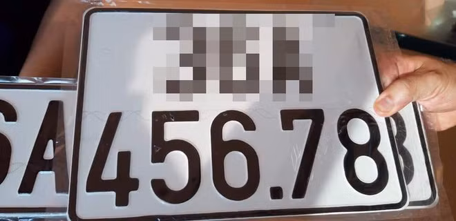 Ban tay vang trong lang co hoi, bam duoc bien so dep lap tuc ban xe