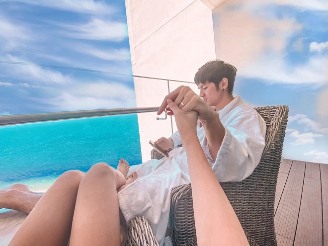 Mới đây, Trang Anna và chồng sắp cưới đã đi du lịch ở Nha Trang. Cô nàng hot girl đăng tải loạt khoảnh khắc tình tứ bên bạn trai khiến nhiều người thích thú.