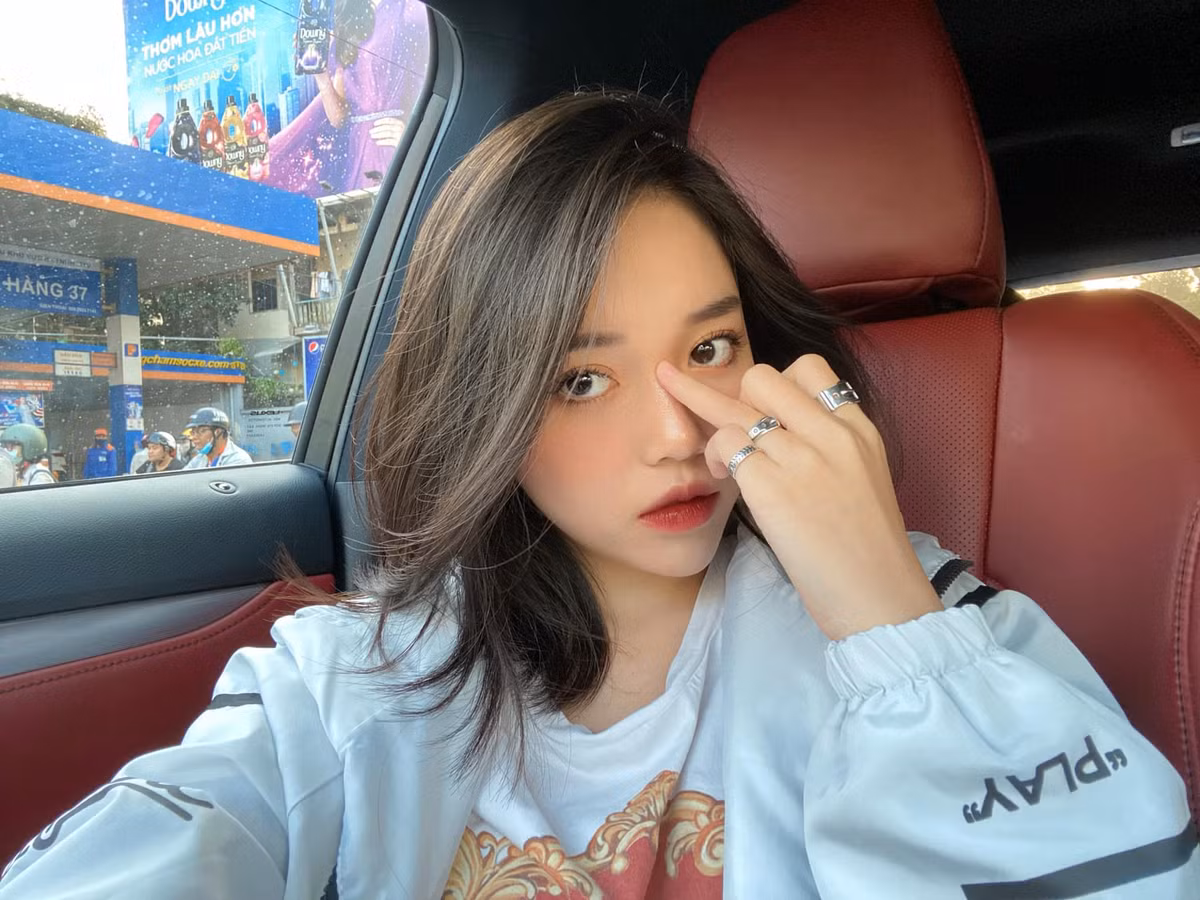 Trong làm streamer Việt, Linh Ngọc Đàm và Misthy có mối quan hệ thân thiết. Cả hai thường xuyên tương tác với nhau trên mạng xã hội và quay các clip thực hiện thử thách cùng nhau.