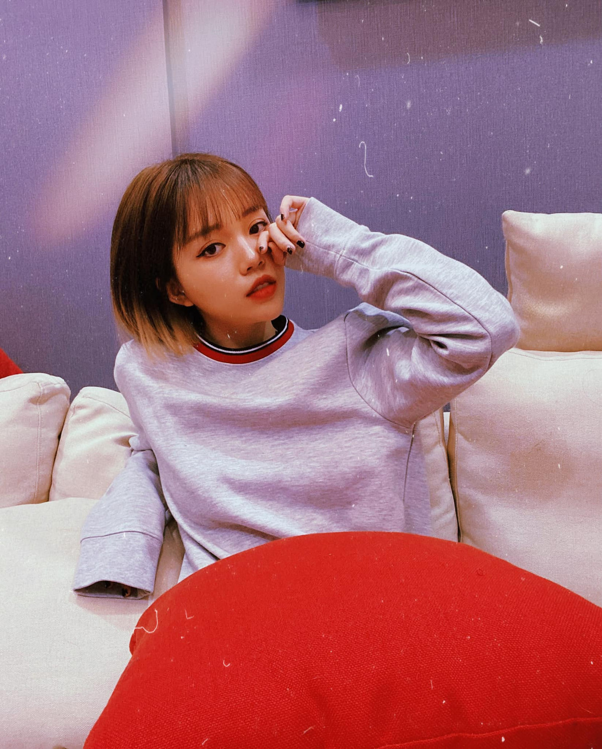 Linh Ngọc Đàm sinh năm 1996, cô nàng từng theo học trường Đại học Khoa học Xã hội và Nhân Văn, Hà Nội. Hiện tại, cô nàng đang theo đuổi nghề streamer chuyên nghiệp.