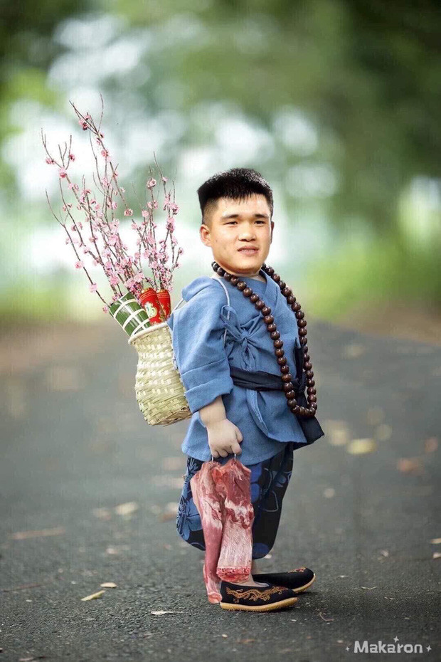 Lục Xuân Hưng có một cái Tết ấm với đầy đủ cành đào, bánh chưng và đặc biệt là miếng thịt lợn to hơn người. Trong thời kỳ bão giá mà mua được miếng thịt khủng thế này thì anh chàng đúng chuẩn Rich Kid chứ đâu.