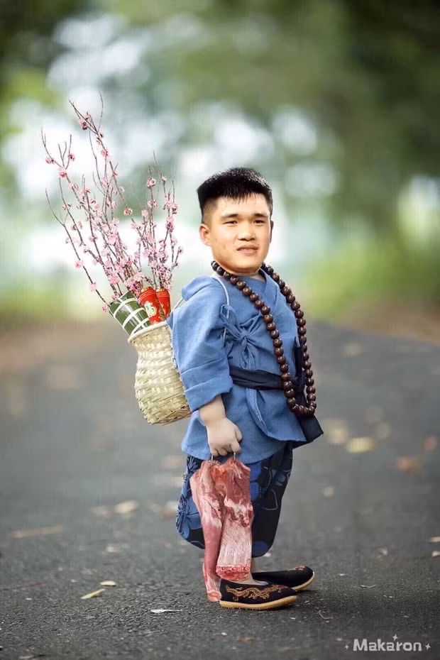 Lục Xuân Hưng có một cái Tết ấm với đầy đủ cành đào, bánh chưng và đặc biệt là miếng thịt lợn to hơn người. Trong thời kỳ bão giá mà mua được miếng thịt khủng thế này thì anh chàng đúng chuẩn Rich Kid chứ đâu.