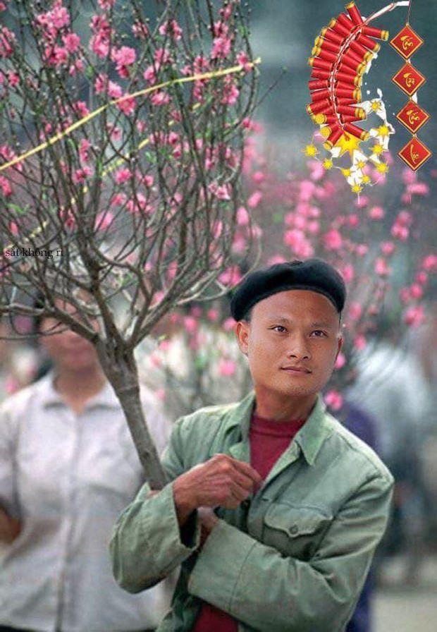 Chẳng vương giả như đồng đội, "người không phổi" Trọng Hoàng dù thành công tại SEA Games 30 vẫn phải đi buôn đào kiếm thêm thu nhập. Trông anh chàng như trai bản về xuôi để buôn bán.