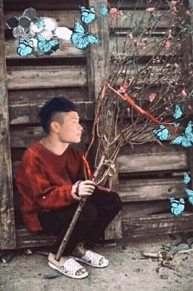 Ế khách, Đặng Văn Tới ngồi nhìn xa xăm.