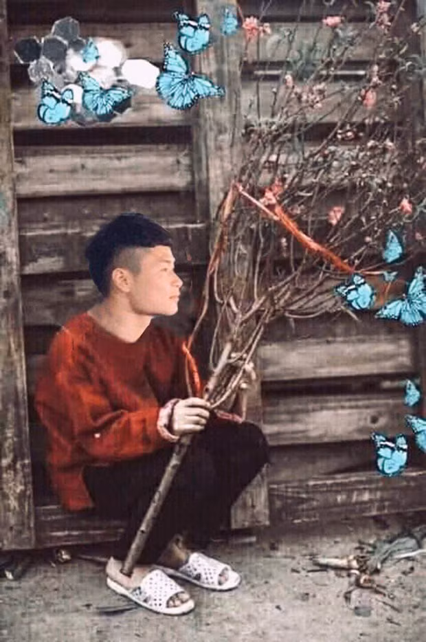 Ế khách, Đặng Văn Tới ngồi nhìn xa xăm.