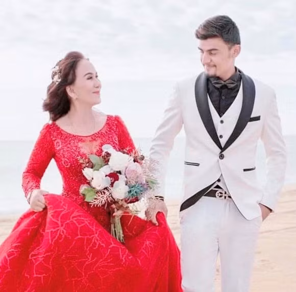 Gần đây, chuyện tình cảm của cô Nguyễn Thị Hoa (65 tuổi, quê xã Tân Hiệp, huyện Long Thành, tỉnh Đồng Nai) và chồng trẻ Aziz Ur Rehman (Joni, 24 tuổi, người Pakistan) thu hút rất nhiều sự quan tâm của dân mạng.