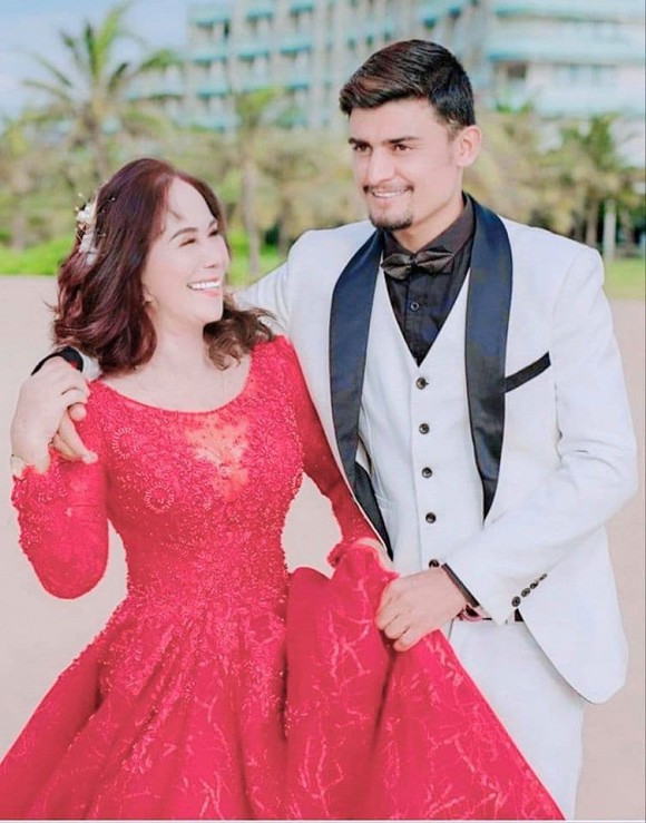 Nhất là sau khi rộ thông tin, "cô dâu 65" tuổi bị chồng trẻ đánh đập vì bất đồng ngôn ngữ. Dù lên tiếng phủ nhận nhưng chuyện tình chênh lệch 41 tuổi này vẫn bị nhiều người bàn tán.