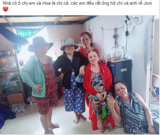 Chuyện tình chênh lệch đến 41 tuổi của cô Hoa với chồng Tây được các con, bố chồng, bạn bè và nhiều hàng xóm ủng hộ. Ngoài ra, "cô dâu 65 tuổi" còn tiết lộ phản ứng của các em mình: "Nhà có 5 chị em và Hoa là chị cả. Các em đều rất ủng hộ chị và anh rể Joni".